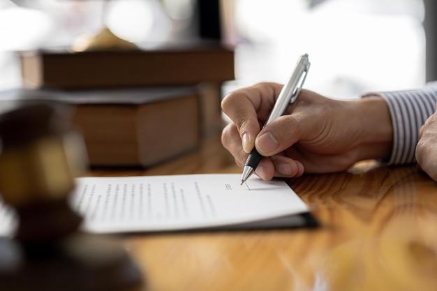 How do I properly address a letter to a judge? 