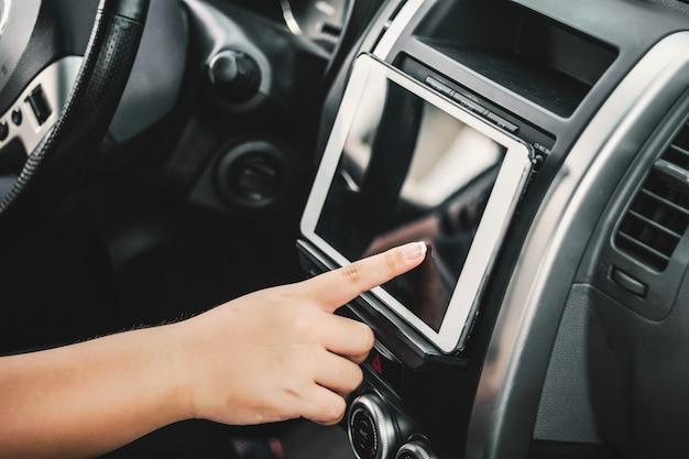 How do you remove a double DIN radio without a key? 