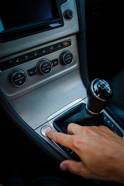 How do you remove a double DIN radio without a key? 