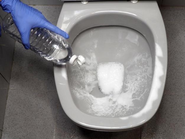 How do you get hair dye off a toilet seat? 
