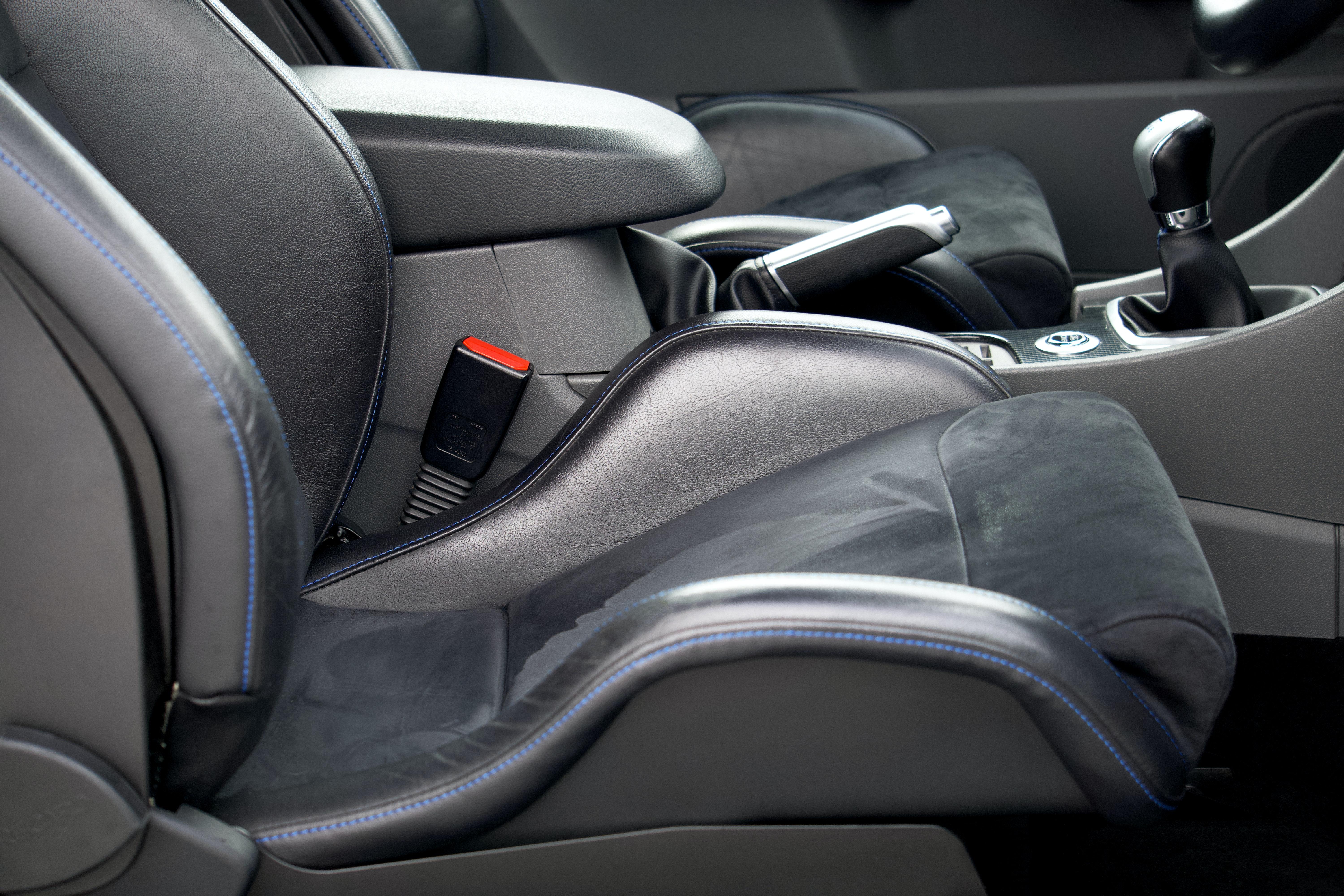 How do you take the seats out of a Ford Focus? 