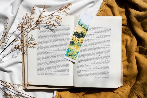 How do you show text in a novel? 