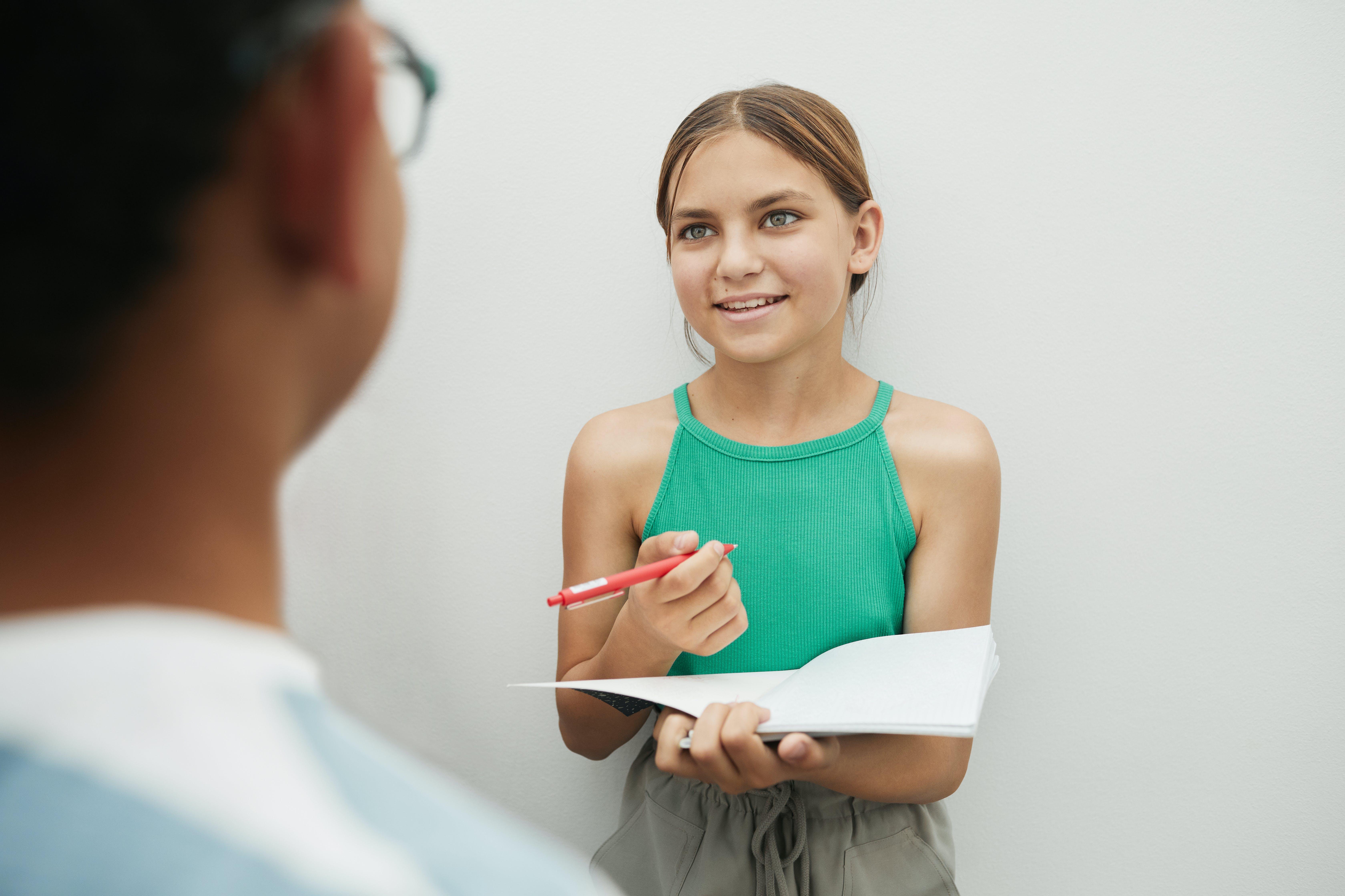 How do you start a conversation with a classmate girl? 