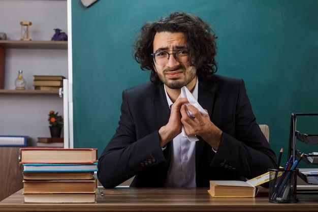 How do you know if your teacher has a crush on you? 