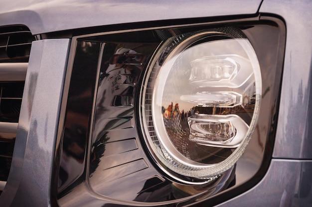 How do you turn off the headlights on a Jeep Cherokee? 