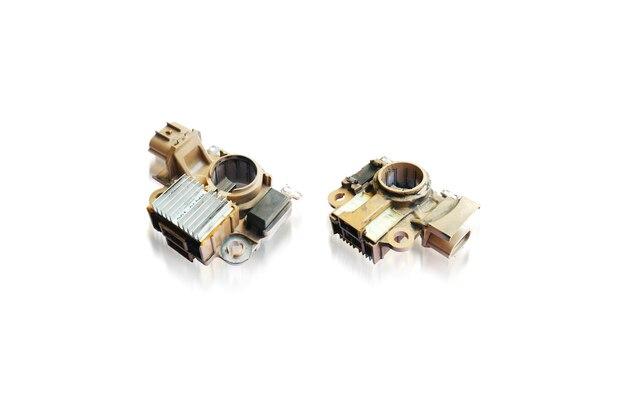How do you wire an alternator with an external regulator? 