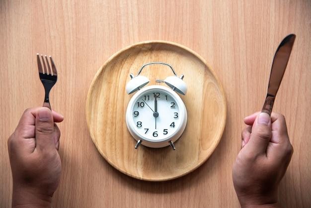 How do you write 12 noon? 