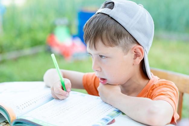 How do I write a biography about myself as a student? 