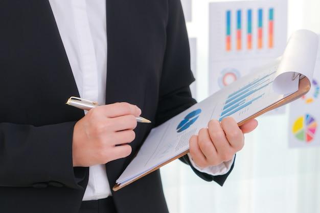 How do you write a compliance report example? 