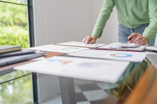 How do I write a letter to a potential investor? 