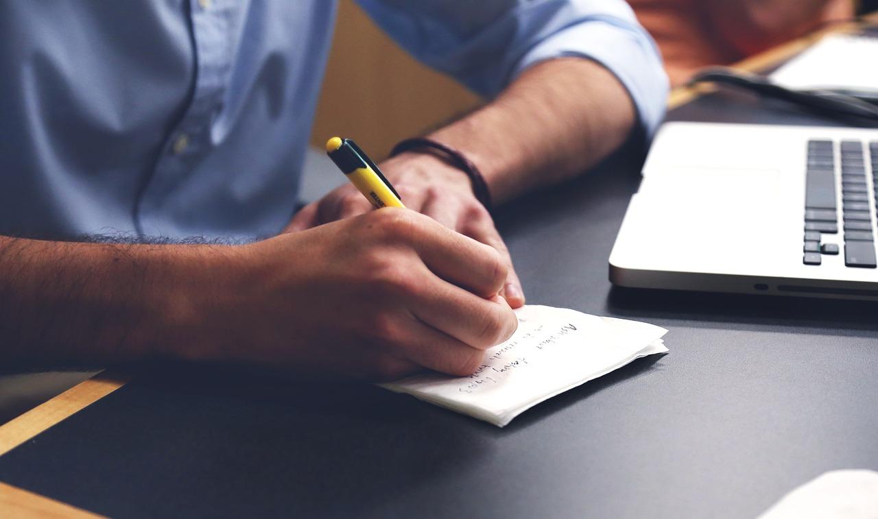 How do I write a letter to the royal family? 