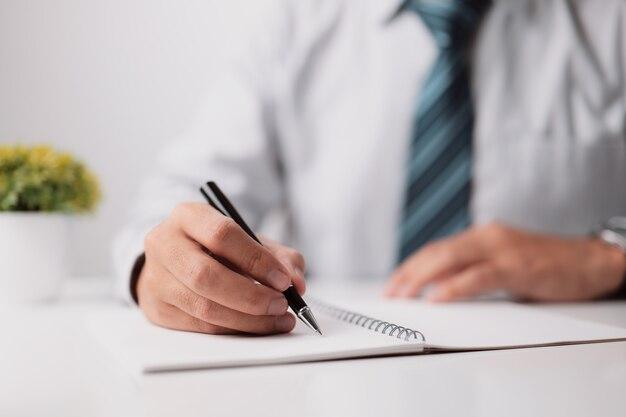 How do you write a report about someone at work? 