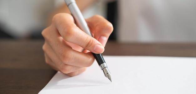 How do I write a report to my boss? 