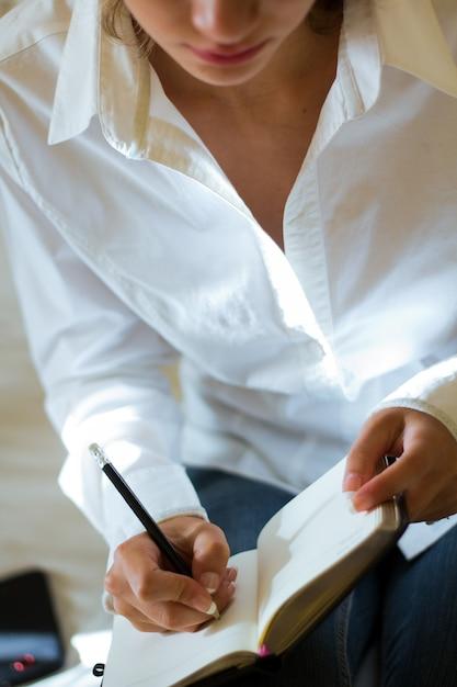How do you write a thesis statement for a personal narrative? 