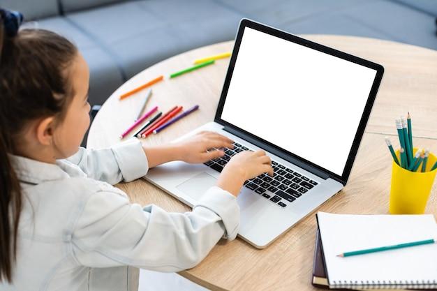 How do you write an assignment table of contents? 