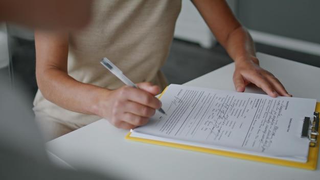 How do you write an assignment table of contents? 