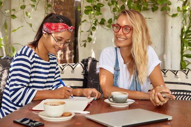 How do you write an interview with a famous person? 