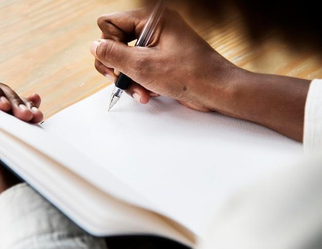 How do you write the title of a movie in an essay? 