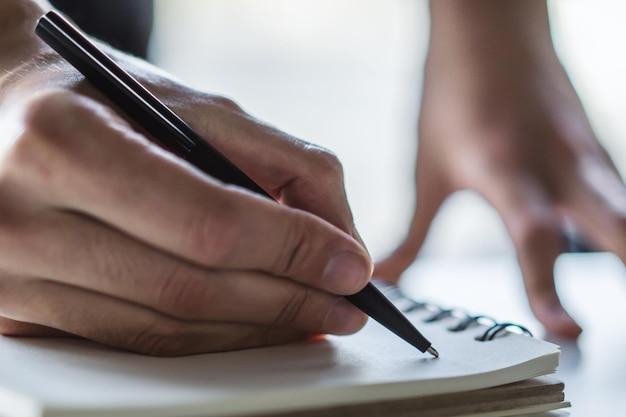 How do you write with pen on Google Docs? 
