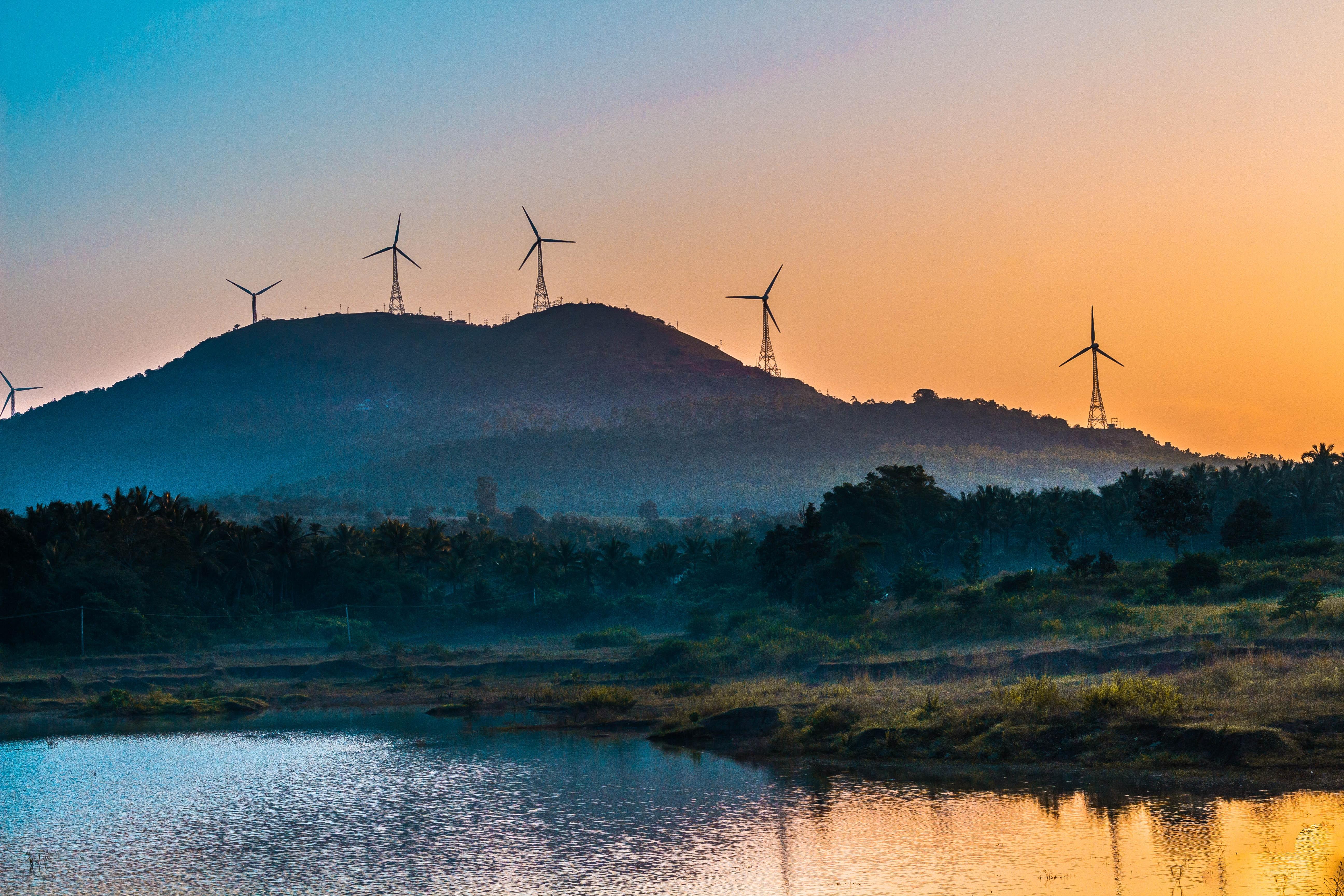 What are the 5 main parts of a wind turbine? 