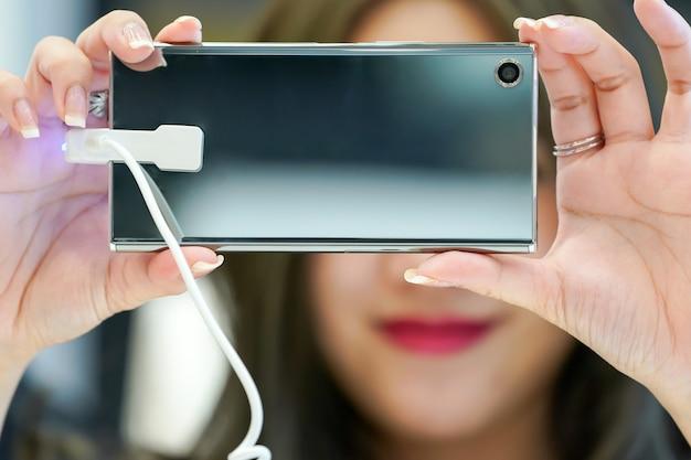 Who is the girl in the new Samsung Galaxy commercial? 