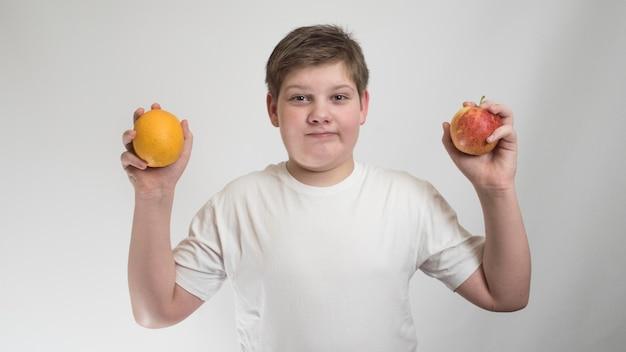 Is it safe to eat apple and orange together? 