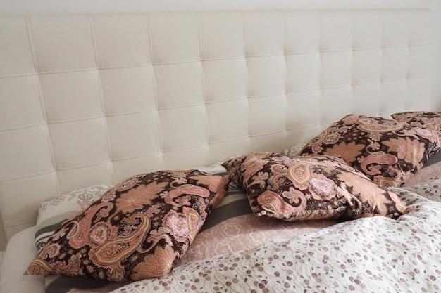 Can poison ivy spread on bed sheets? 