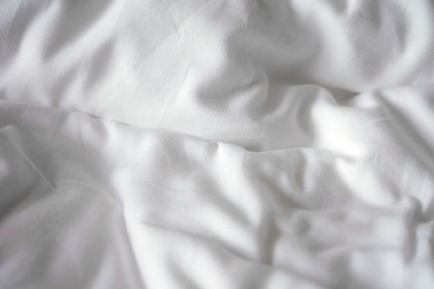 Can poison ivy spread on bed sheets? 
