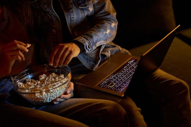 Does popcorn time download movies onto your computer? 