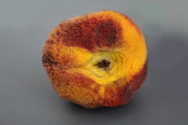 How do you tell if a peach is spoiled? 