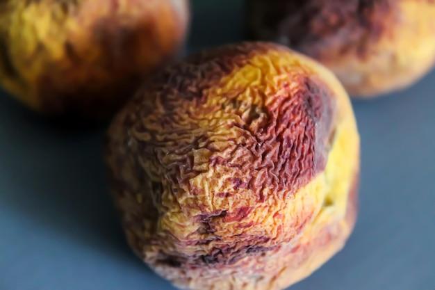 How do you tell if a peach is spoiled? 