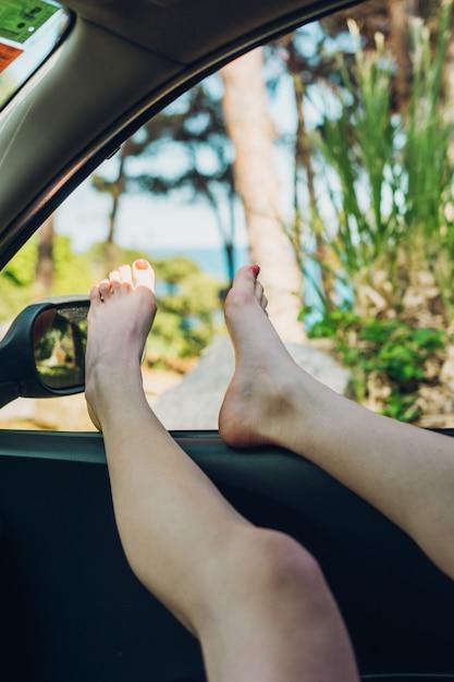 How many feet behind a car should you be? 