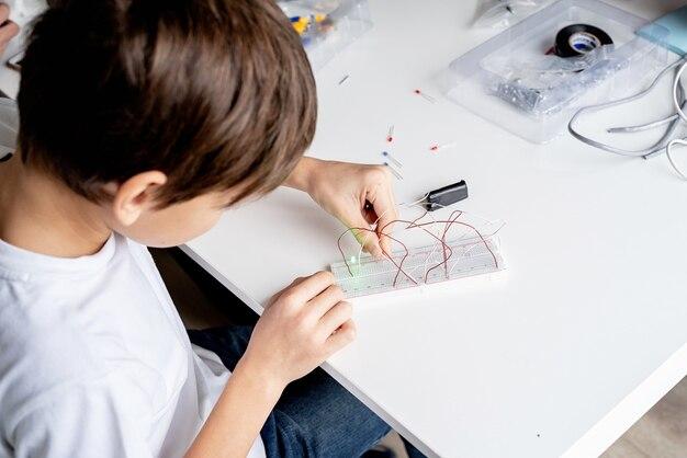 What are examples of kinesthetic learning? 