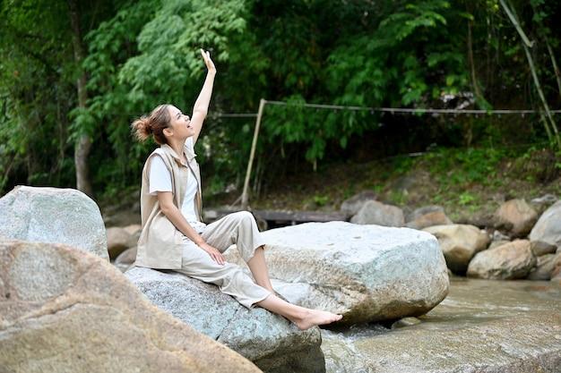 What are some advantages of living near a river? 