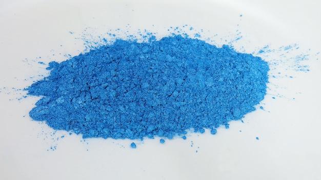 What is difference between metallic and nonmetallic? 