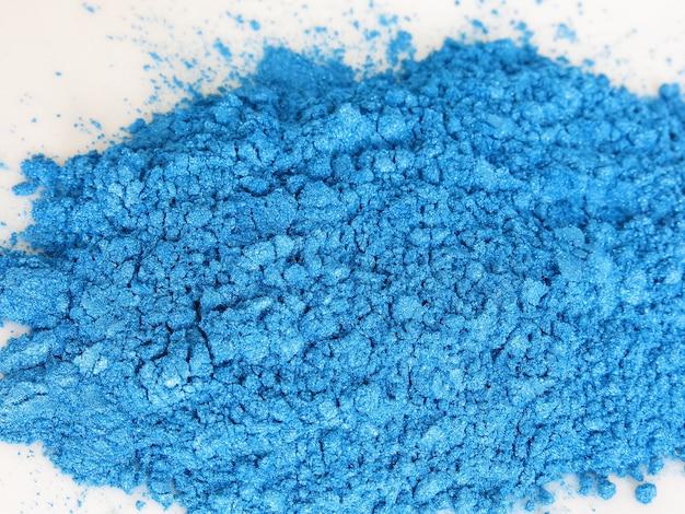 What is difference between metallic and nonmetallic? 