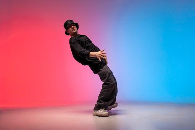 What is the difference of modern dance to hip hop dance? 