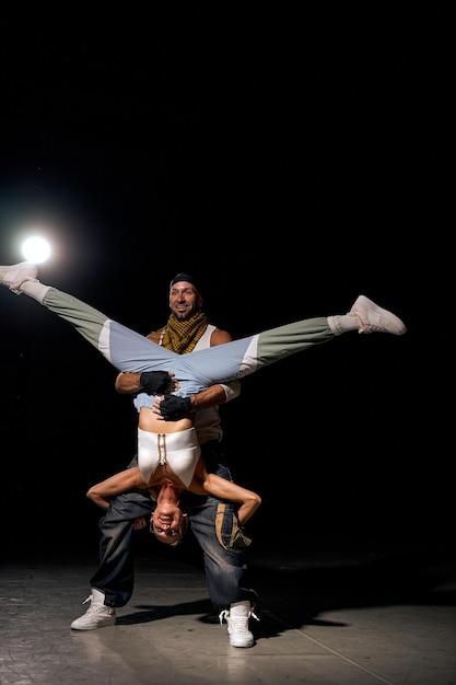 What is the difference of modern dance to hip hop dance? 