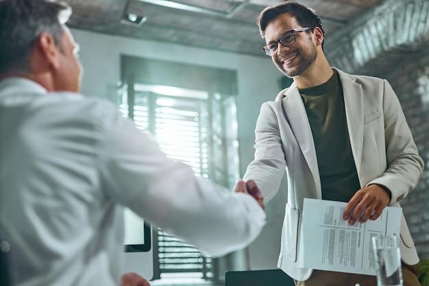 How do you greet someone in a phone interview? 