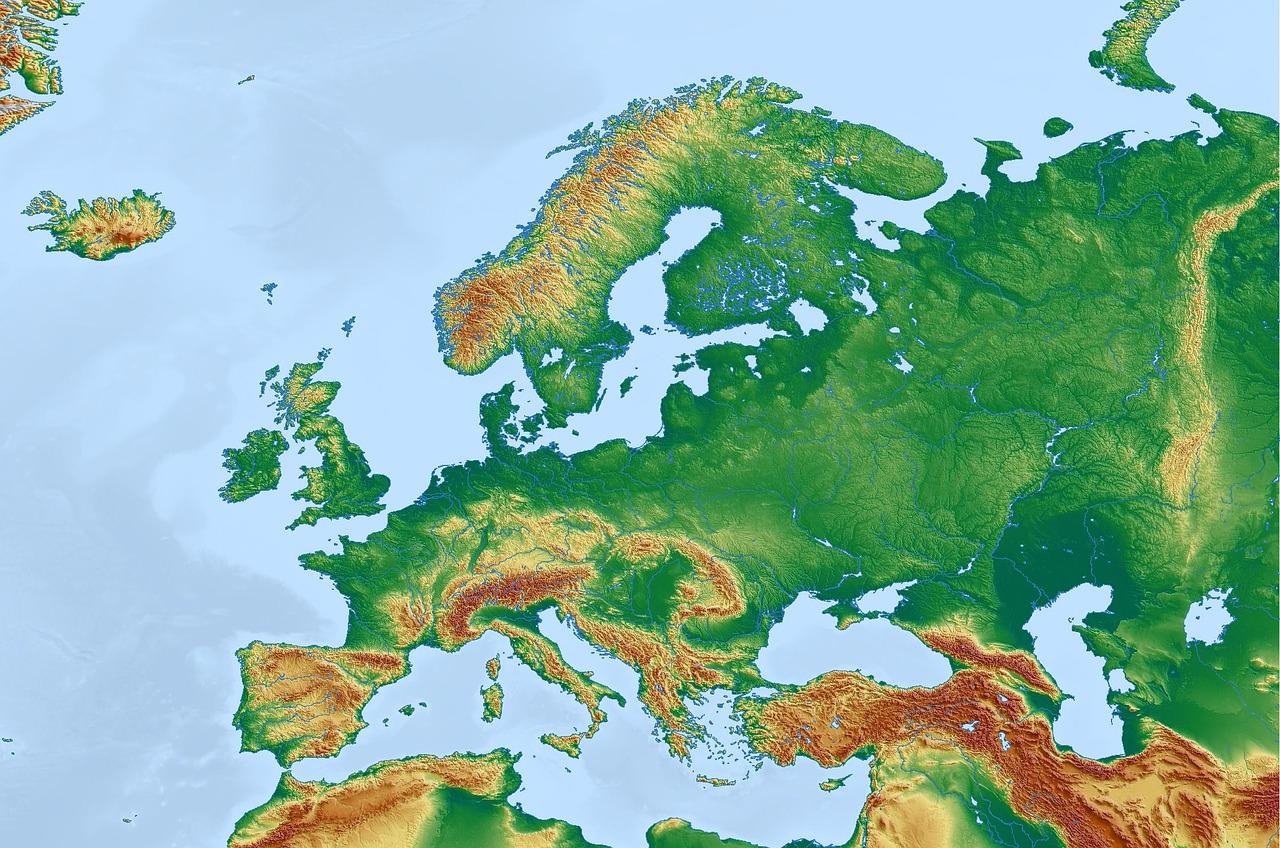 What are the pros and cons of Mercator projection? 