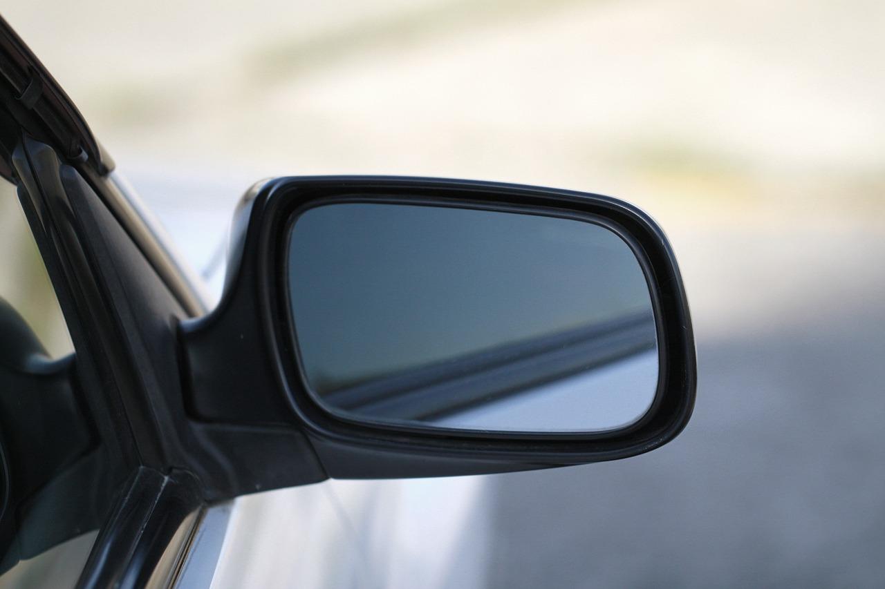 How do you replace a wing mirror on a Ford Fiesta? 