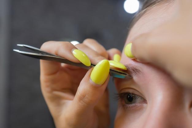 Are you supposed to tip for eyebrow wax? 