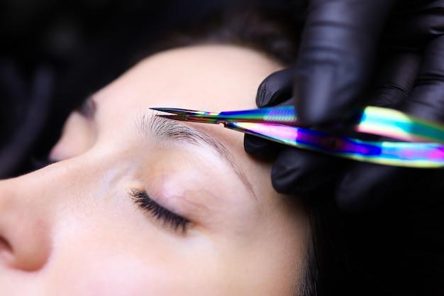 Are you supposed to tip for eyebrow wax? 