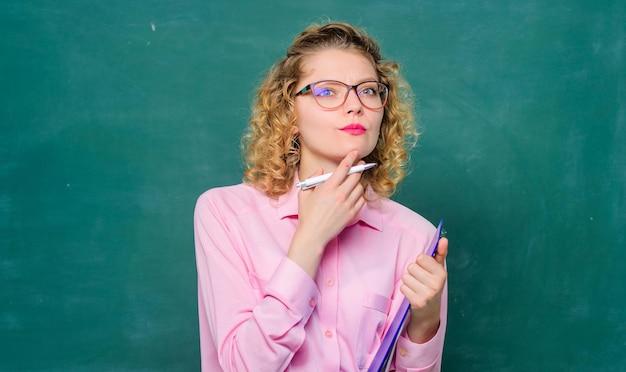 How do you teach middle school students to write an essay? 