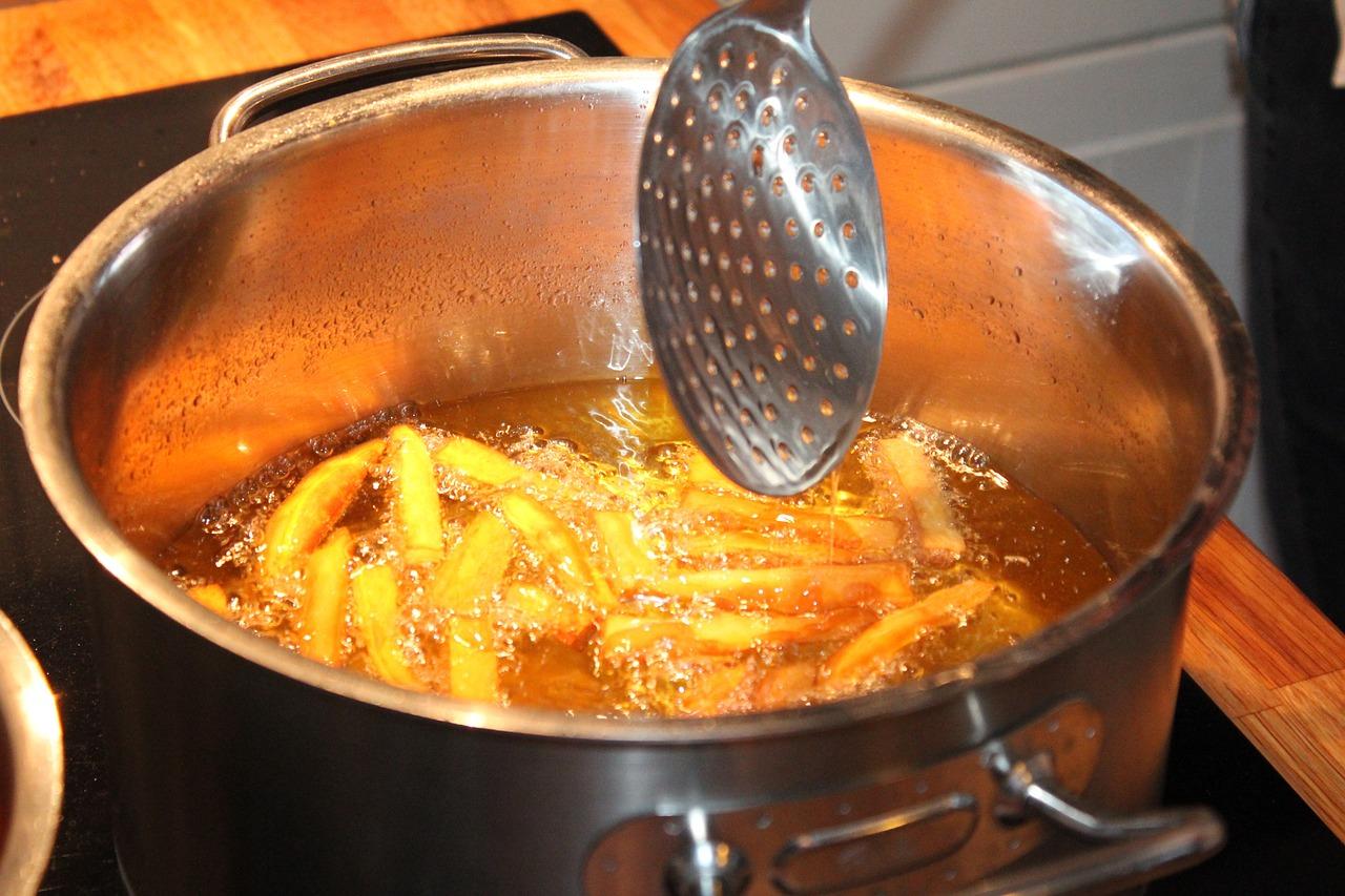 What are the advantages of shallow frying food? 