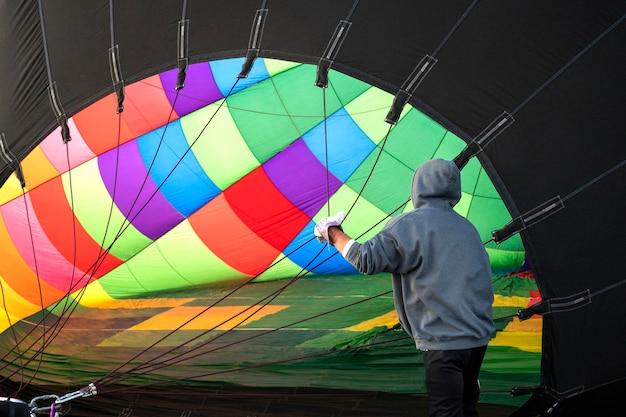 What happens to the air inside the balloon when heated? 