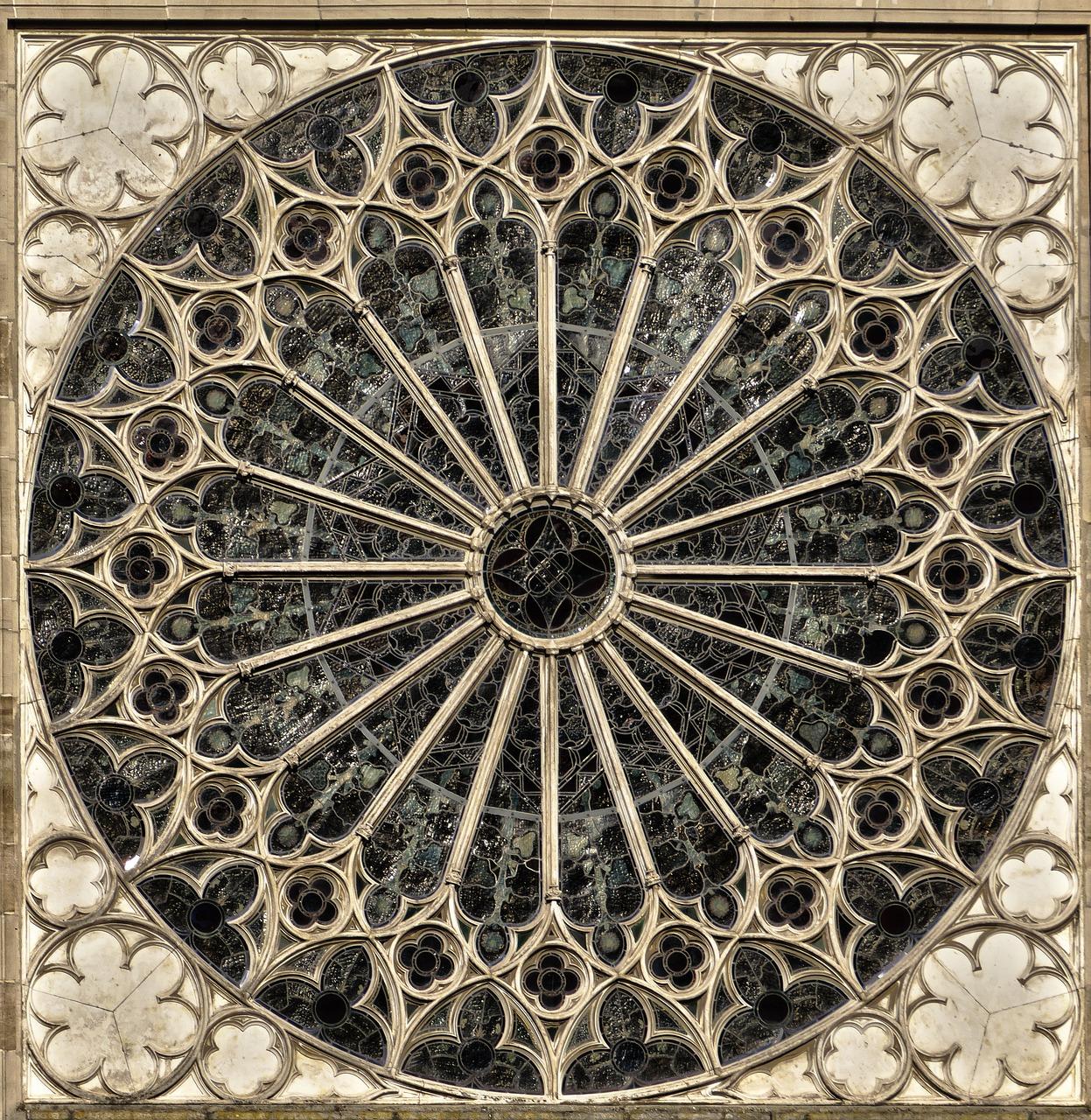 What is the characteristics of rose window? 