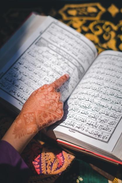 What are the benefits of reading Surah al Kahf on Friday? 