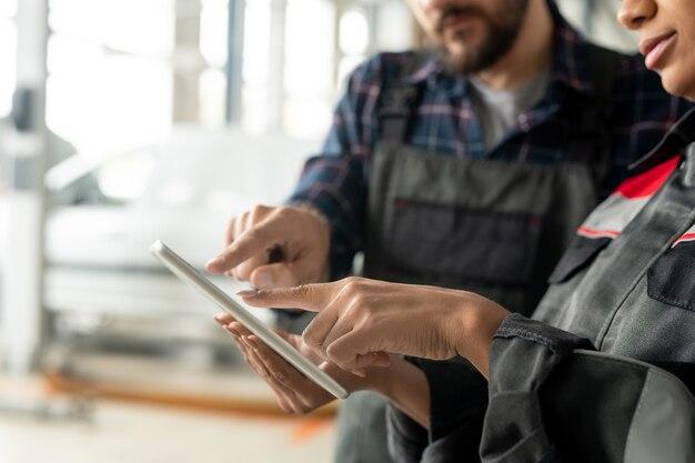 What are the characteristics of technical writing? 