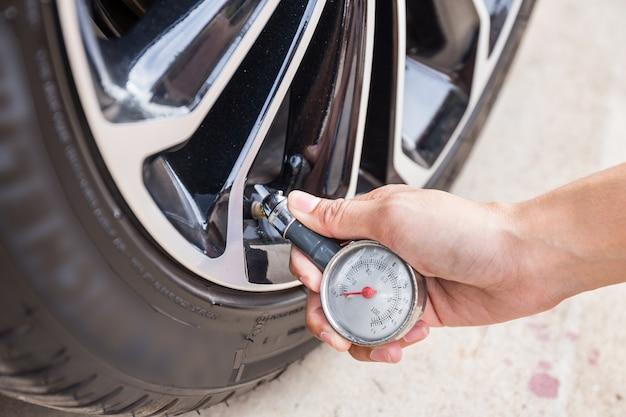 What is the correct tire pressure for BMW 328i? 
